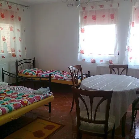 Πανσιόν Brigitta Vendeghaz *