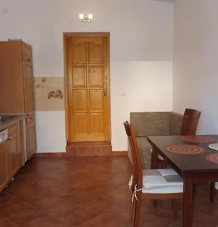 Brigitta Vendeghaz Πανσιόν *