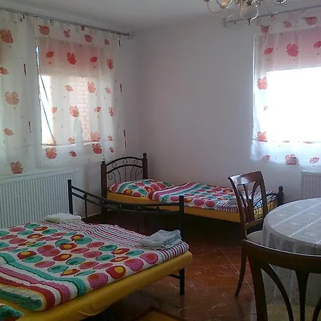 Brigitta Vendeghaz Πανσιόν